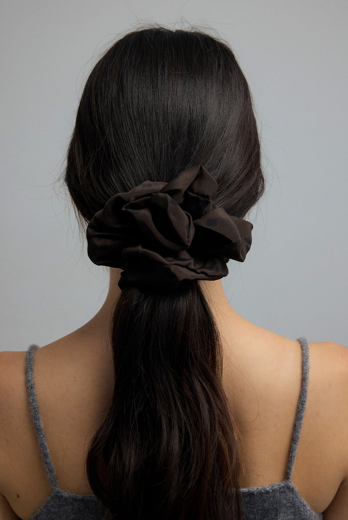 POLKA DOT SILK SCRUNCHIE - CACAO
